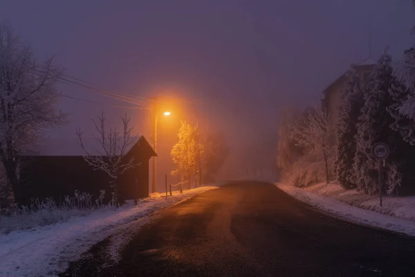 Mörk kall vintermorgon i Horni Halze by i Krusne hory bergen — Stockfoto
