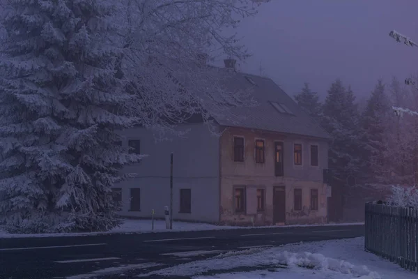 Mörk kall vintermorgon i Horni Halze by i Krusne hory bergen — Stockfoto