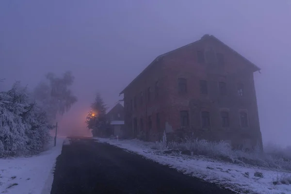 Mörk kall vintermorgon i Horni Halze by i Krusne hory bergen — Stockfoto