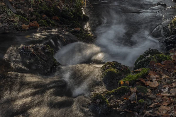 Hucivy torrente nel villaggio di Perstejn in mattina d'inverno — Foto Stock