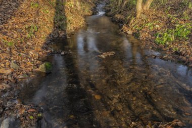 Kış sabahı Perstejn köyünde Hucivy deresi