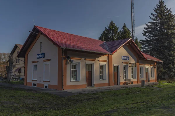 Station Perstejn en hiver couleur matin avec ciel bleu — Photo