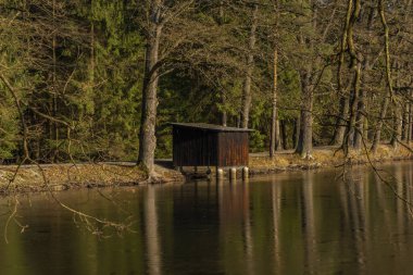 Rouda ve Olesnicky novy göleti kış akşamları gün batımında