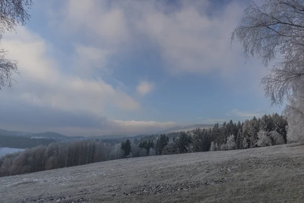 White snowy meadow with Doupovske mountains in mist — Stock Photo, Image