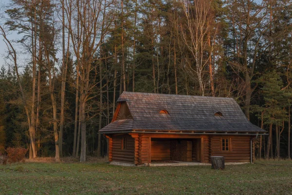 Coucher de soleil près de Trhove Sviny ville dans le sud de la Bohême avec chalet en bois — Photo