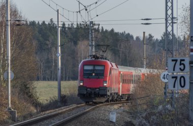 Avusturya 'dan Çek Cumhuriyeti' ne giden kırmızı hızlı tren Rybnik istasyonunda