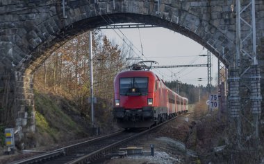 Avusturya 'dan Çek Cumhuriyeti' ne giden kırmızı hızlı tren Rybnik istasyonunda