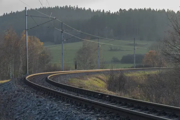 체코에서 오스트리아로 가는 열차를 타고 리브니크 근처의 남부 보헤미아 철도 — 스톡 사진