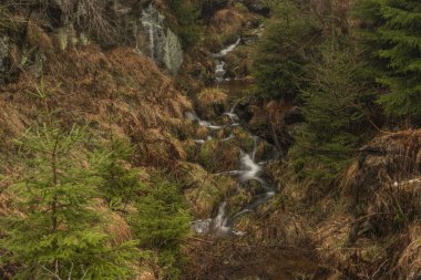 Chomutovka nehrinin akan deresi Chomutov kasabası yakınlarında kış sabahı