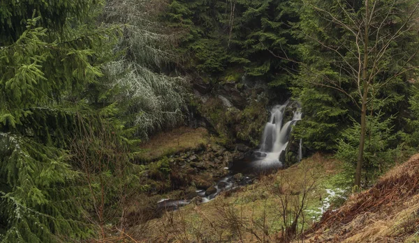 Cascada del río Chomutovka cerca de la ciudad de Chomutov en la mañana de invierno — Foto de Stock