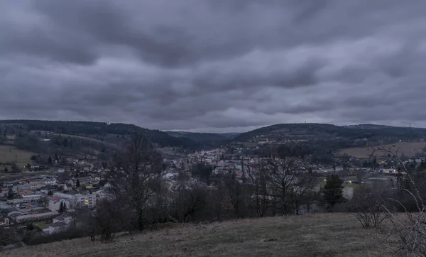 Θέα πάνω από την πόλη Vimperk το χειμώνα σκοτεινό κρύο βράδυ — Φωτογραφία Αρχείου