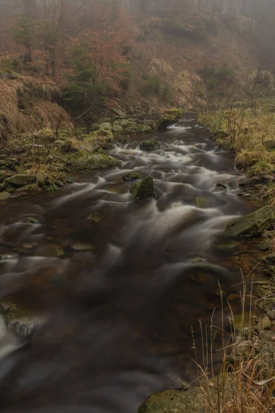 Rivière Chomutovka près de la ville de Chomutov en hiver couleur matin — Photo