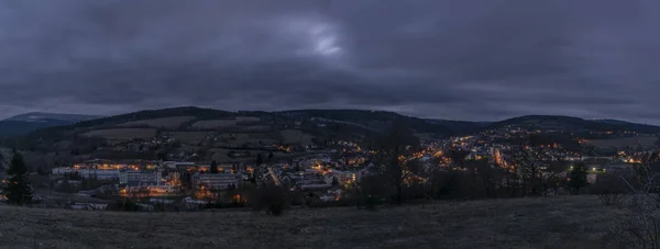 Vista sobre la ciudad de Vimperk en invierno noche fría oscura —  Fotos de Stock