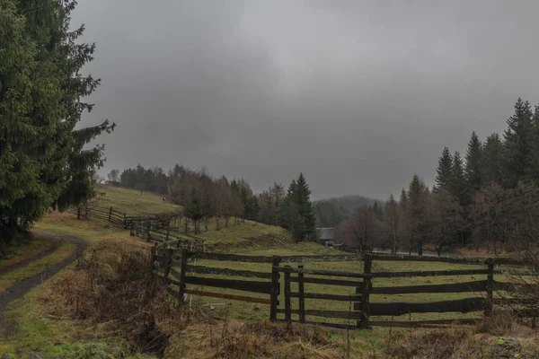 Pastagem terra em Krusne hory montanhas no inverno noite nublada — Fotografia de Stock