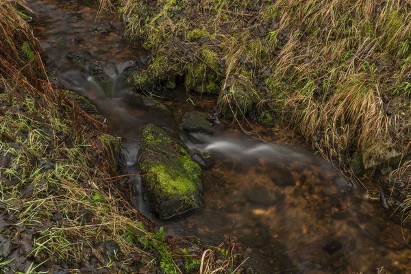 Oberer Wasserlauf des Bilina-Flusses im Krusne-Gebirge am Wintertag — Stockfoto