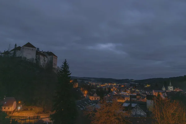 Vista sobre la ciudad de Vimperk en invierno noche fría oscura con castillo — Foto de Stock