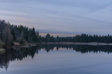 Krusne azgın dağlarında göletler Kışın bulutlu akşamlarda