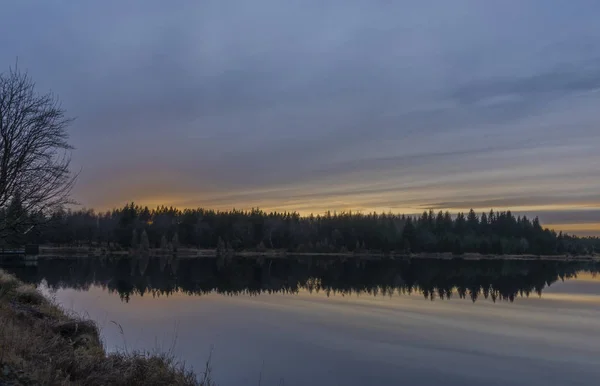 Lagoas em Krusne hory montanhas no inverno noite nublada — Fotografia de Stock