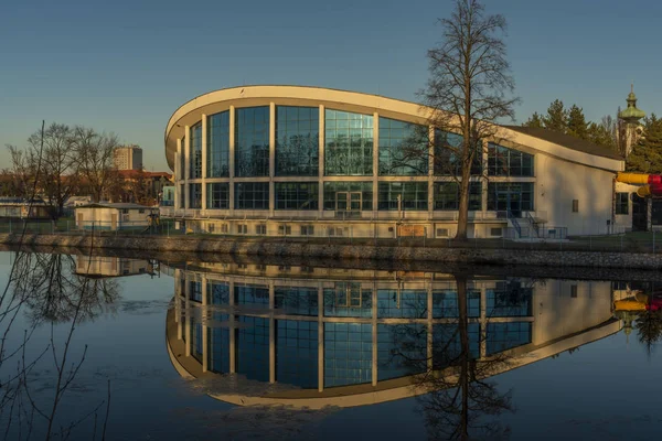 Zwemhal in Ceske Budejovice bij de rivier de Vltava in de zonnige winteravond — Stockfoto