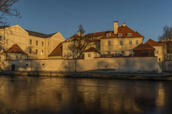 Centro de Ceske Budejovice cidade com casas antigas e torres e rios — Fotografia de Stock