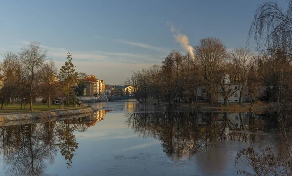 Centrum van Ceske Budejovice stad met oude huizen en torens en rivieren — Stockfoto