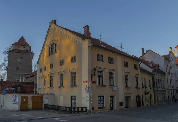 Центр города Ческе-Будеевице со старыми домами и башнями и реками — стоковое фото