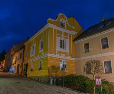 Noel akşamı Vimperk kasabasında, kışın karanlık, soğuk bir akşamda