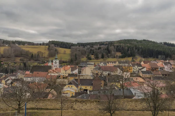 Vimperk ville dans le parc national de Sumava dans la journée nuageuse d'hiver — Photo