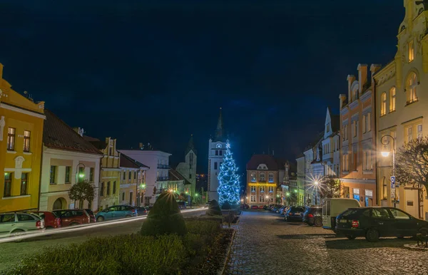 Noite de Natal na cidade de Vimperk no inverno noite fria escura — Fotografia de Stock