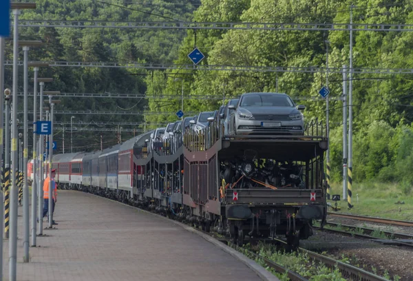 Noční vlak se spací trenéry a autokary stanice Kysak — Stock fotografie