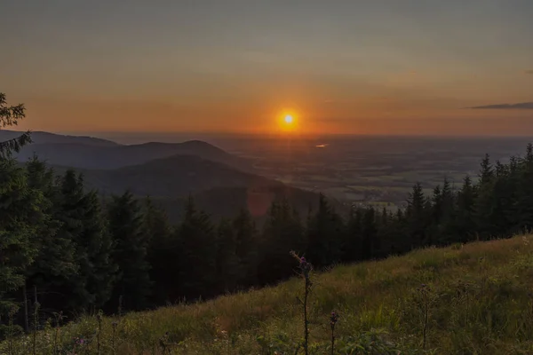 Kleur zomer zonsondergang uitzicht vanaf Javorovy Hill over Trinec town — Stockfoto