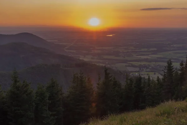 Kleur zomer zonsondergang uitzicht vanaf Javorovy Hill over Trinec town — Stockfoto