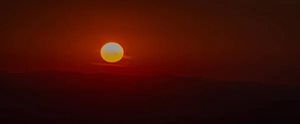 Farbe Sommer Sonnenuntergang Blick von javorovy Hügel über trinec Stadt — Stockfoto