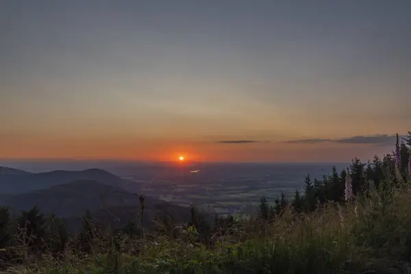 Kleur zomer zonsondergang uitzicht vanaf Javorovy Hill over Trinec town — Stockfoto