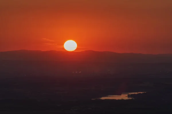 Color verano puesta de sol vista desde Javorovy colina sobre la ciudad de Trinec — Foto de Stock