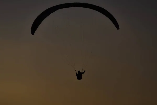 Paragliding vanaf Javorovy Hill over Trinec town — Stockfoto