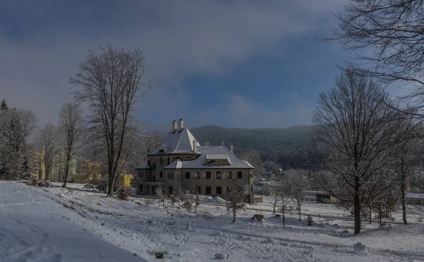 Groot huis in wederopbouw in zonnige besneeuwde dag — Stockfoto