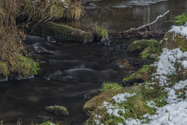 Hodslavsky potoku ze śniegiem i lodem w śnieżny zimowy dzień w Sumava National Park — Zdjęcie stockowe