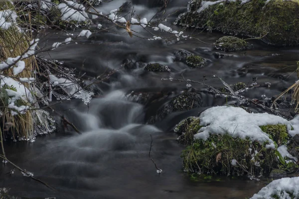 Hodslavsky arroyo con nieve y hielo en el día de invierno nevado en el parque nacional de Sumava — Foto de Stock