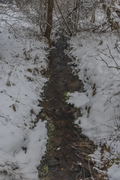 Hodslavsky arroyo con nieve y hielo en el día de invierno nevado en el parque nacional de Sumava — Foto de Stock