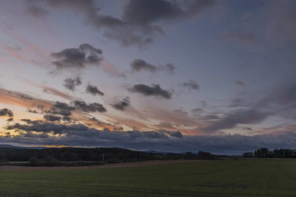 Barevný východ slunce na zeleném poli u obce Vyhen na jihu Čech — Stock fotografie