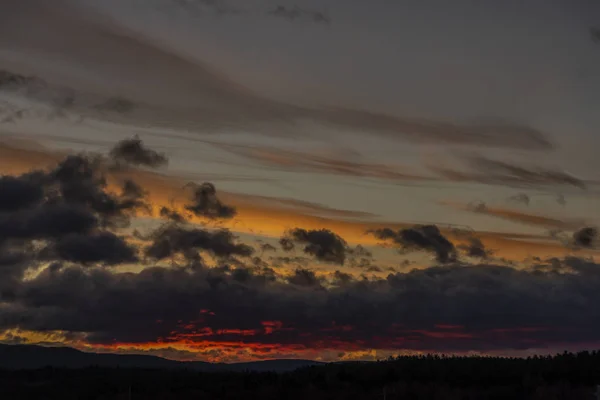 Sonnenaufgang auf der grünen Wiese in der Nähe des Dorfes Vyhen in Südböhmen — Stockfoto