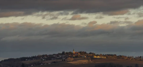 Svaty Jan nad Malsi pueblo en la colina en día de color nublado en el sur de Bohemia — Foto de Stock