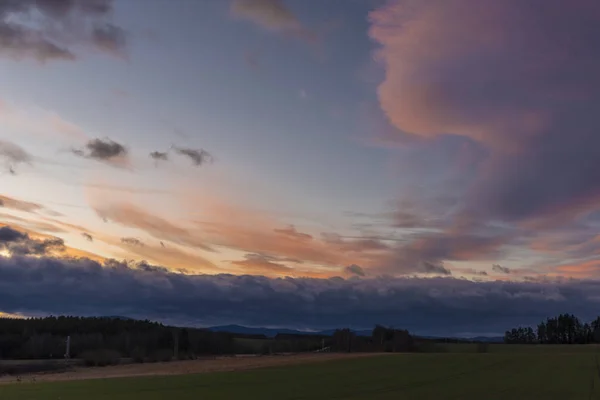 Kleur zonsopgang op groen veld bij Vyhen dorp in het zuiden van Bohemen — Stockfoto