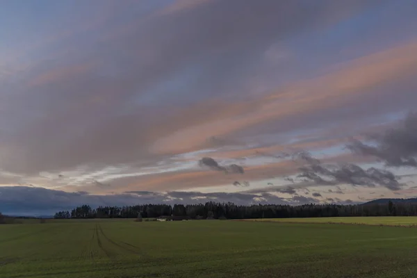 Kleur zonsopgang op groen veld bij Vyhen dorp in het zuiden van Bohemen — Stockfoto