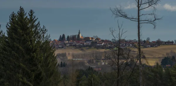 南波希米亚的Svaty Jan nad Malsi村在阳光灿烂的山上 — 图库照片