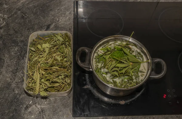 Het maken van marihuanaboter met bladeren en gele boter die groen zal zijn — Stockfoto