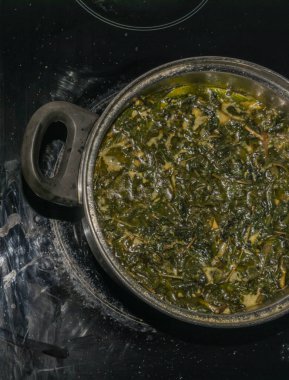 Yapraklı marihuana yağı ve yeşil tereyağı.