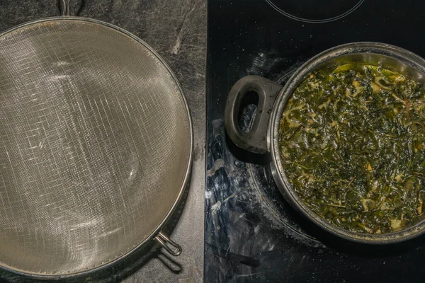 Het maken van marihuanaboter met bladeren en gele boter die groen zal zijn — Stockfoto