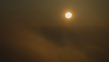 Nehir Labe ve Litomerice kasabasının üzerindeki Radobyl tepesinde güneş doğuyor.